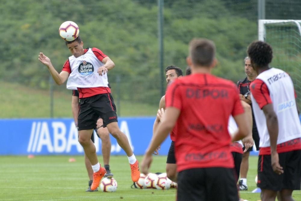 Los problemas del técnico en ataque constatan con el abundante caudal de futbolistas en otras zonas.