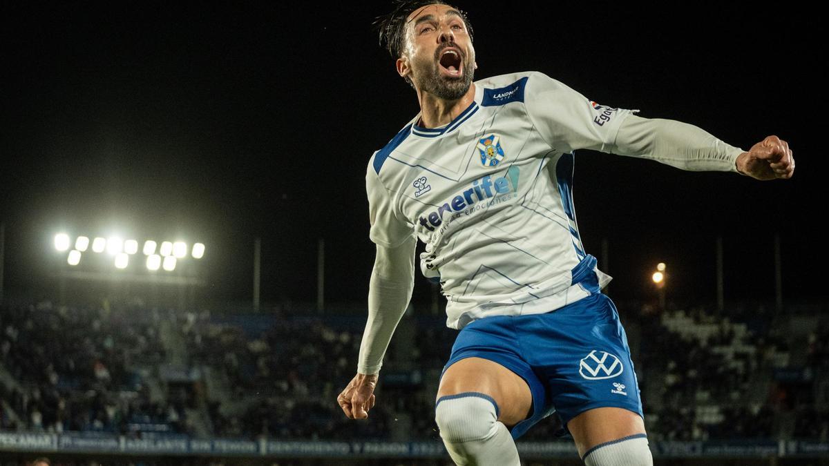 Enric Gallego celebra uno de sus dos goles a la Ponferradina.