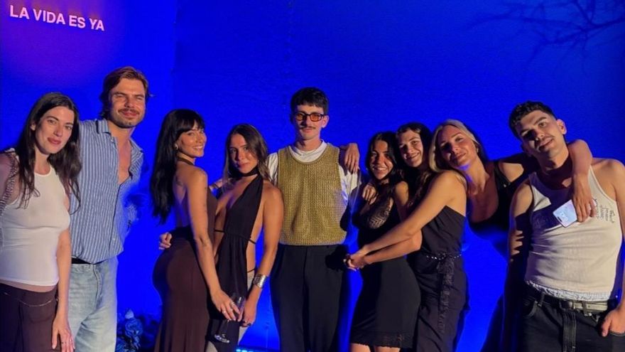 FAMOSOS EN IBIZA: Aitana celebra su cumpleaños en Ibiza al más puro estilo  de los años 70