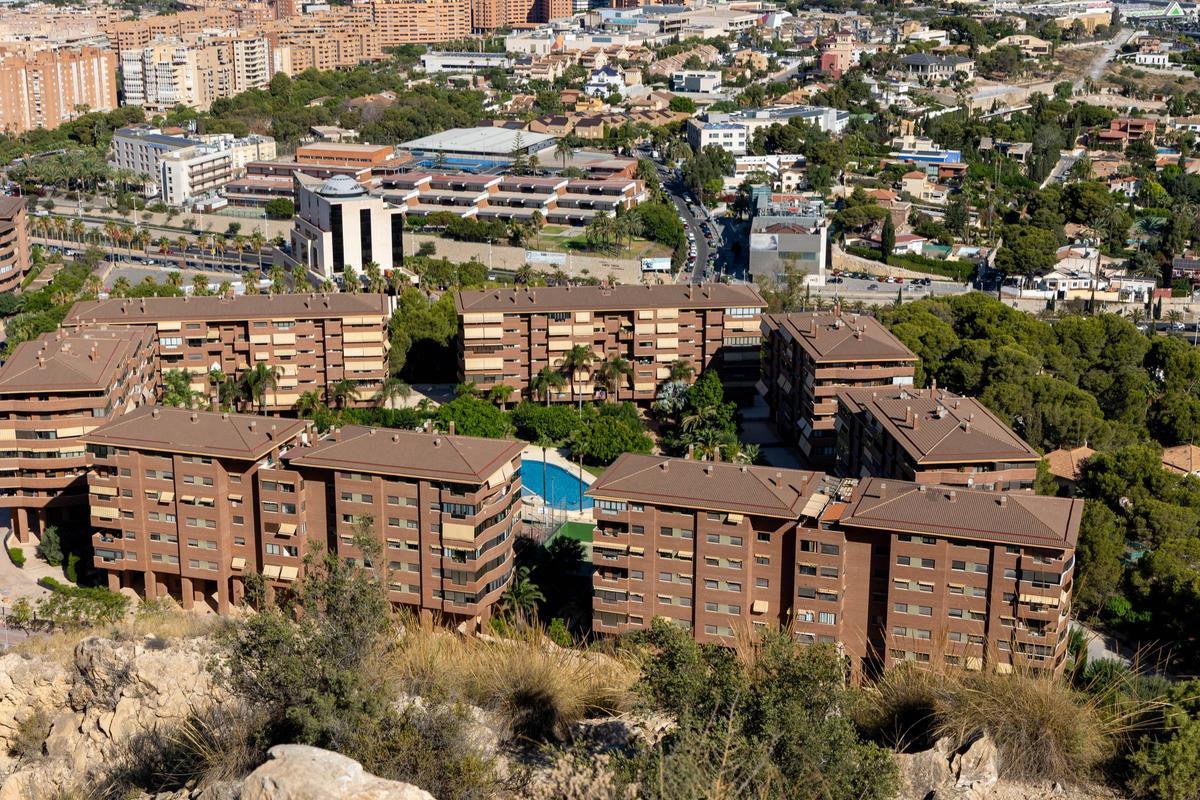 Vista desde la montaña de las urbanizaciones vecinas, en la zona de la calle Madre Teresa de Calcuta.