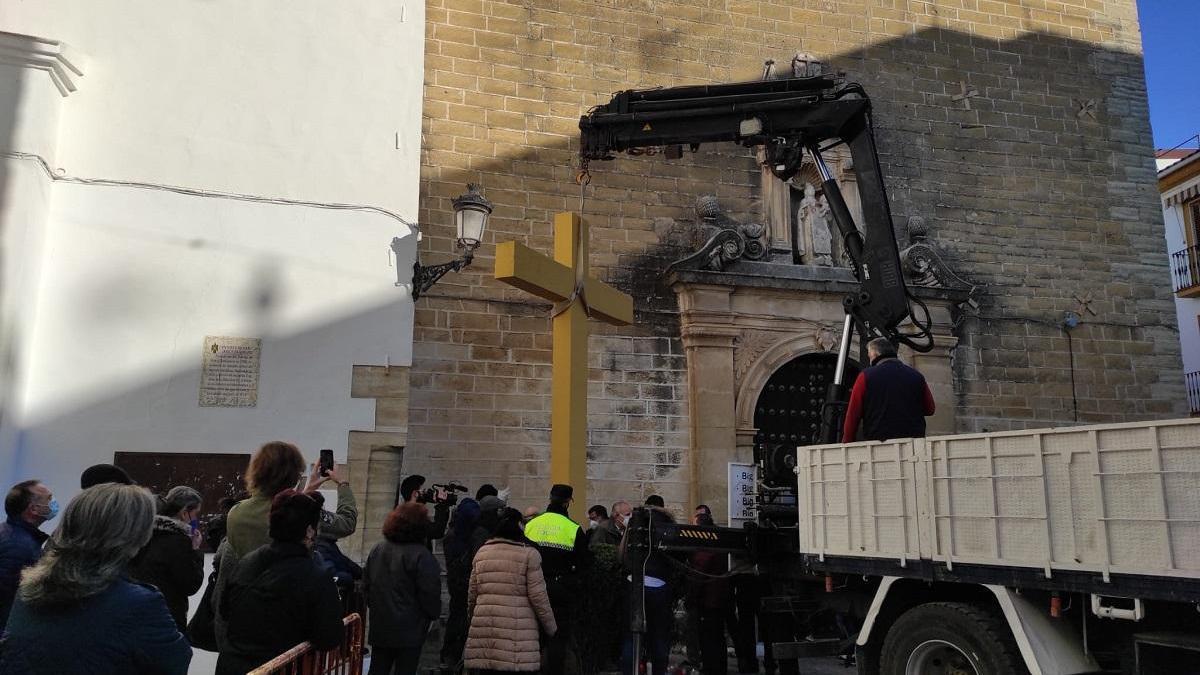 Decenas de personas protestan por la retirada de la cruz de los caídos de Aguilar