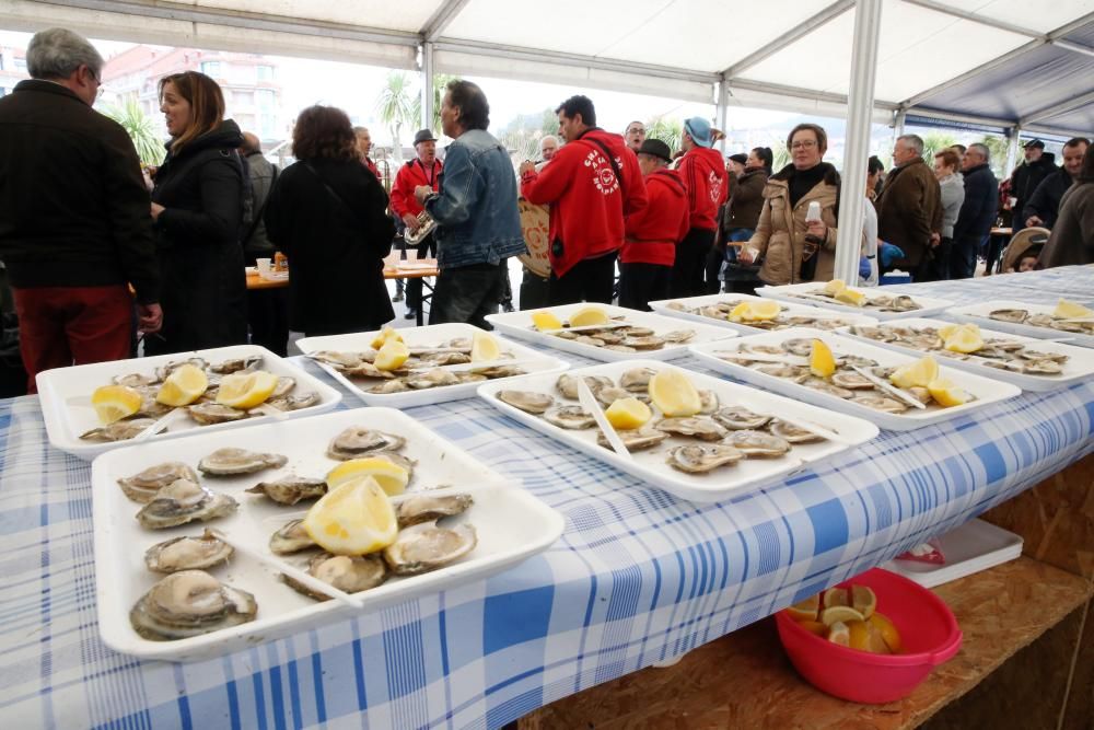 La primera jornada de la  fiesta gastronómica congrega a numeroso público, que disfrutó del molusco al natural y en escabeche.