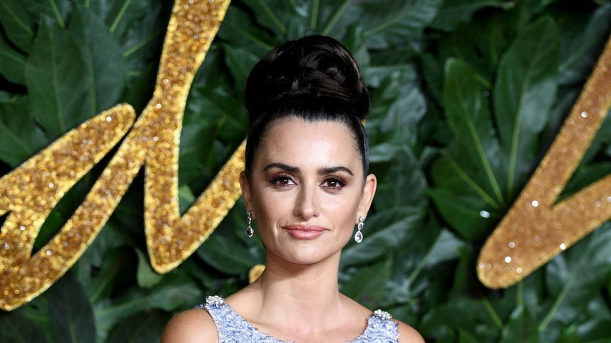 Penélope Cruz con vestido de brillos y moño alto en los British Fashion Awards