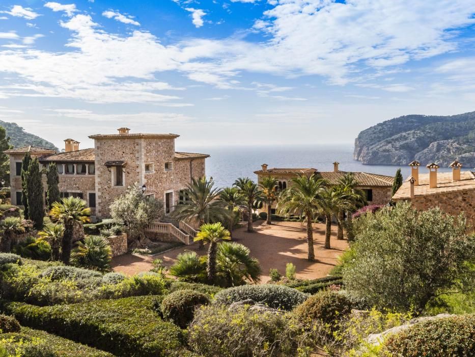 Casa ubicada en Camp de Mar, cerca del Puerto de Andratx, dispone de 10 dormitorios y se vende por 35 millones de euros
