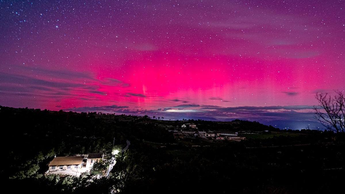 Una aurora boreal desde el observatorio astronómico de Castelltallat, en Barcelona.