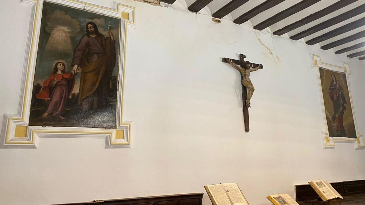 A  ambos lados del crucificado, los dos lienzos restaurados y reintegrados en la sacristía de San Julián. | Cedida