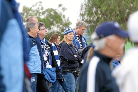 Hertha-Fans schauen beim Training zu.