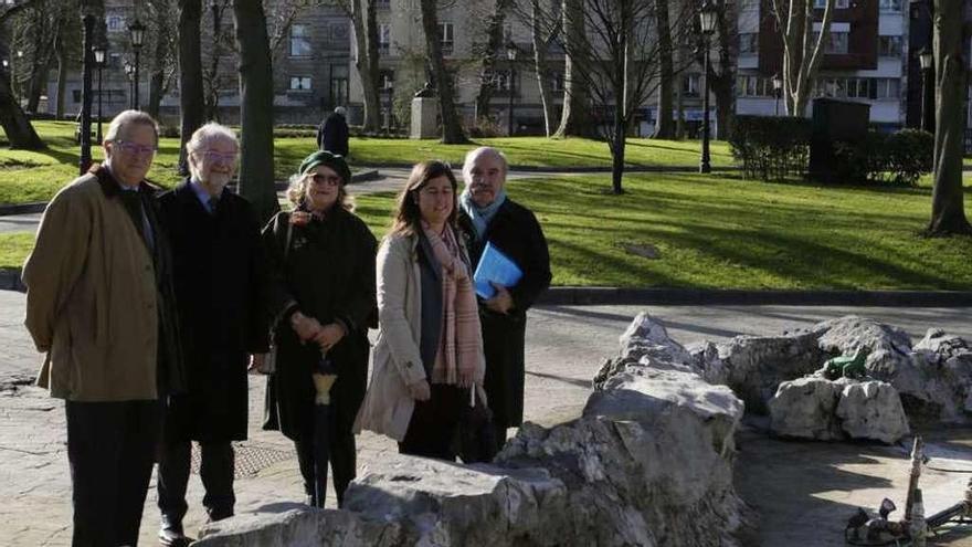 De izquierda a derecha, José María Navia-Osorio, Leopoldo Tolivar Alas, Covadonga Bertrand, Sofía Fernández-Peña y José Galán, ayer, junto a la Fuente de las Ranas.