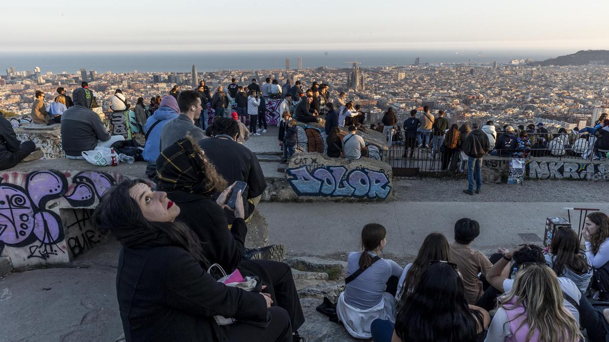 Visitantes en los búnkers del Carmel, en Horta-Guinardó.