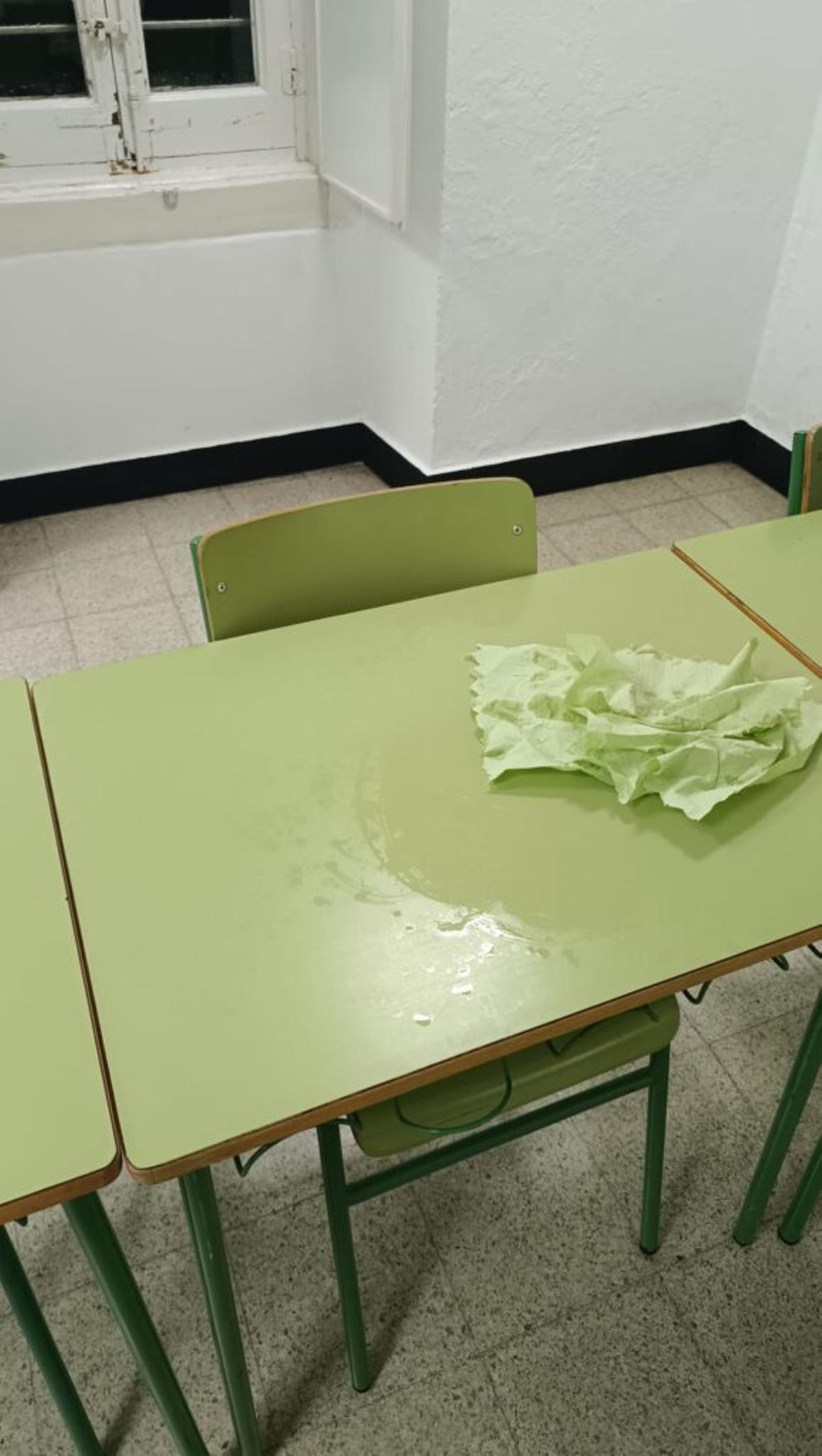 Humidades e goteiras nas aulas do instituto.