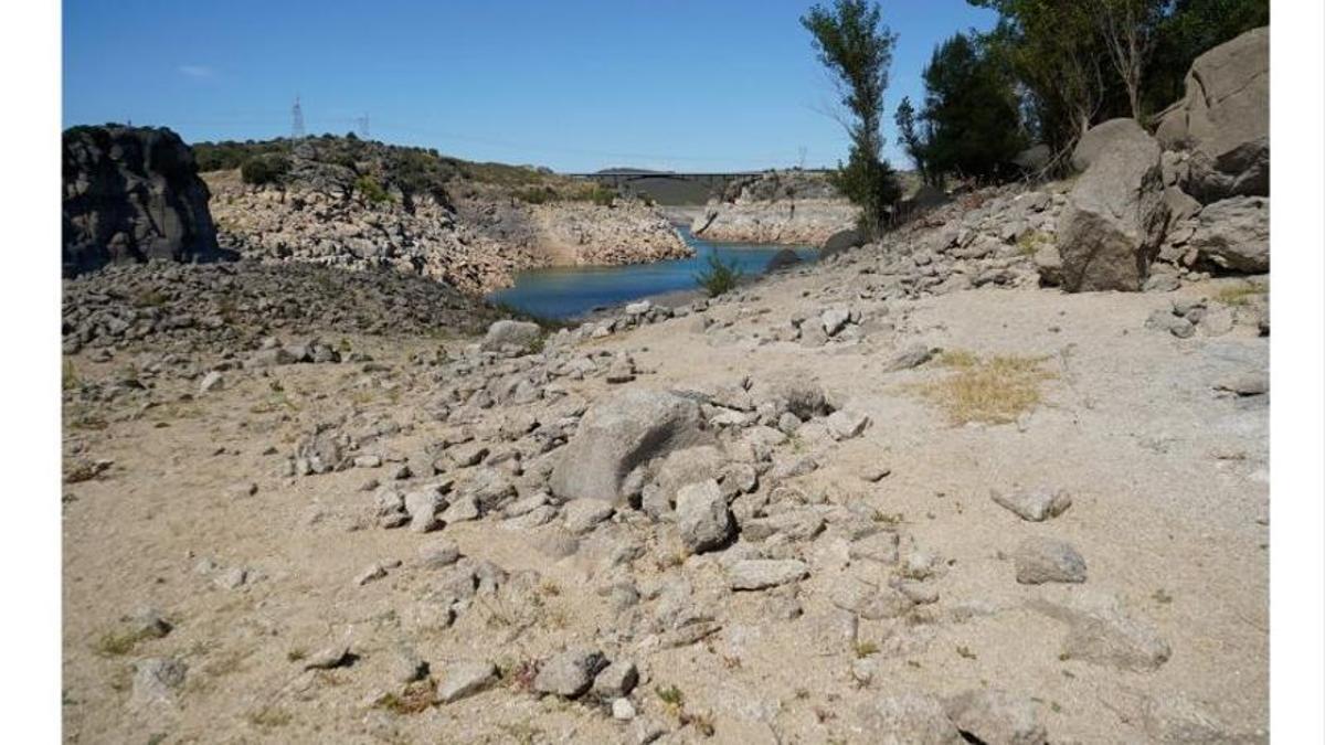 El embalse de Ricobayo, en Zamora, prácticamente seco por el vaciado de este verano, este 29 de agosto de 2021.