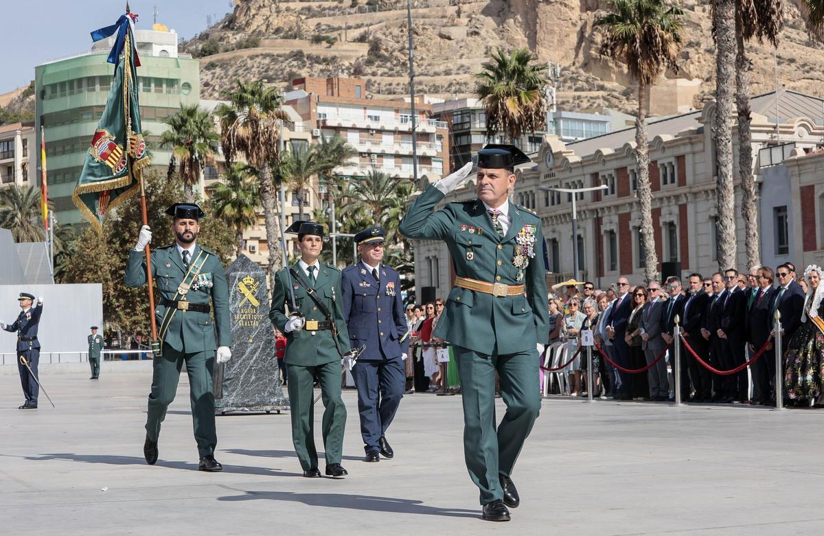 La Guardia Civil de Alicante celebra en el Puerto el día de su Patrona con entrega de condecoraciones