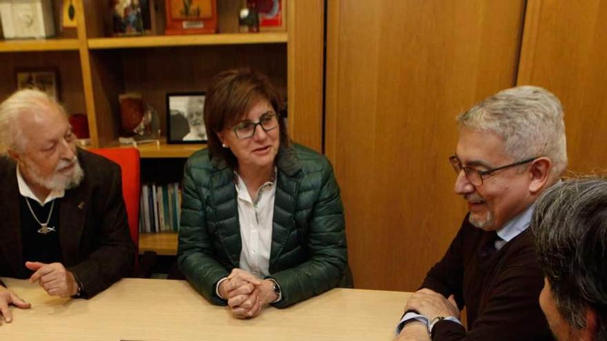 Pilar Varela conversa con los representantes de la Fundación Siloé.