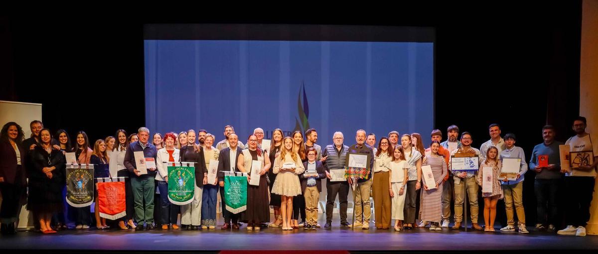 Els representants de les comissiones guardonades a la Festa de les Lletres Falleres celebrada a Alzira.