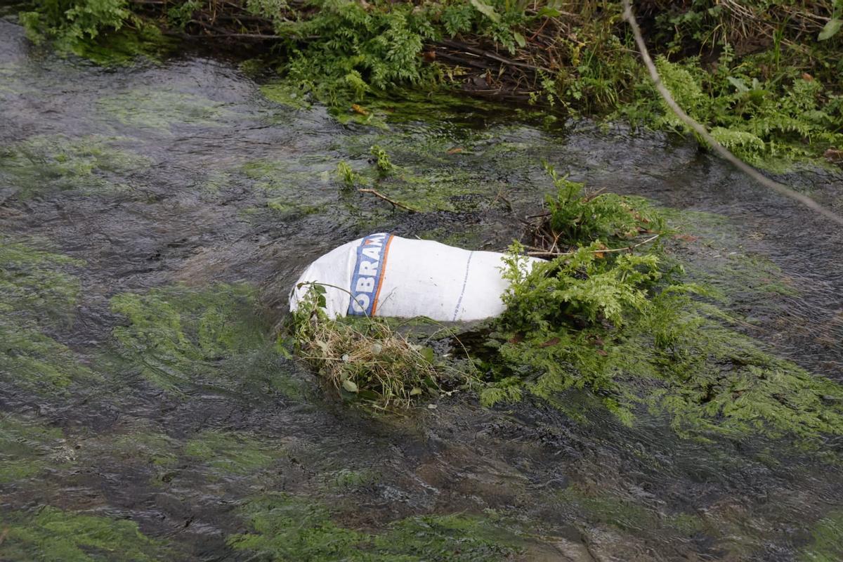 Aparecen varias bolsas de escombros en el río Sarela a su paso por Galeras