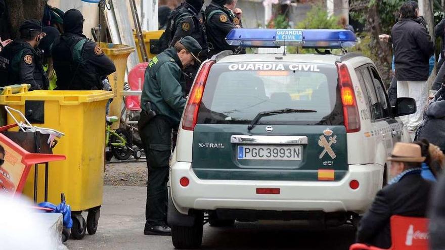 Agentes de la Guardia Civil, en una anterior intervención en el poblado chabolista. // Rafa Vázquez