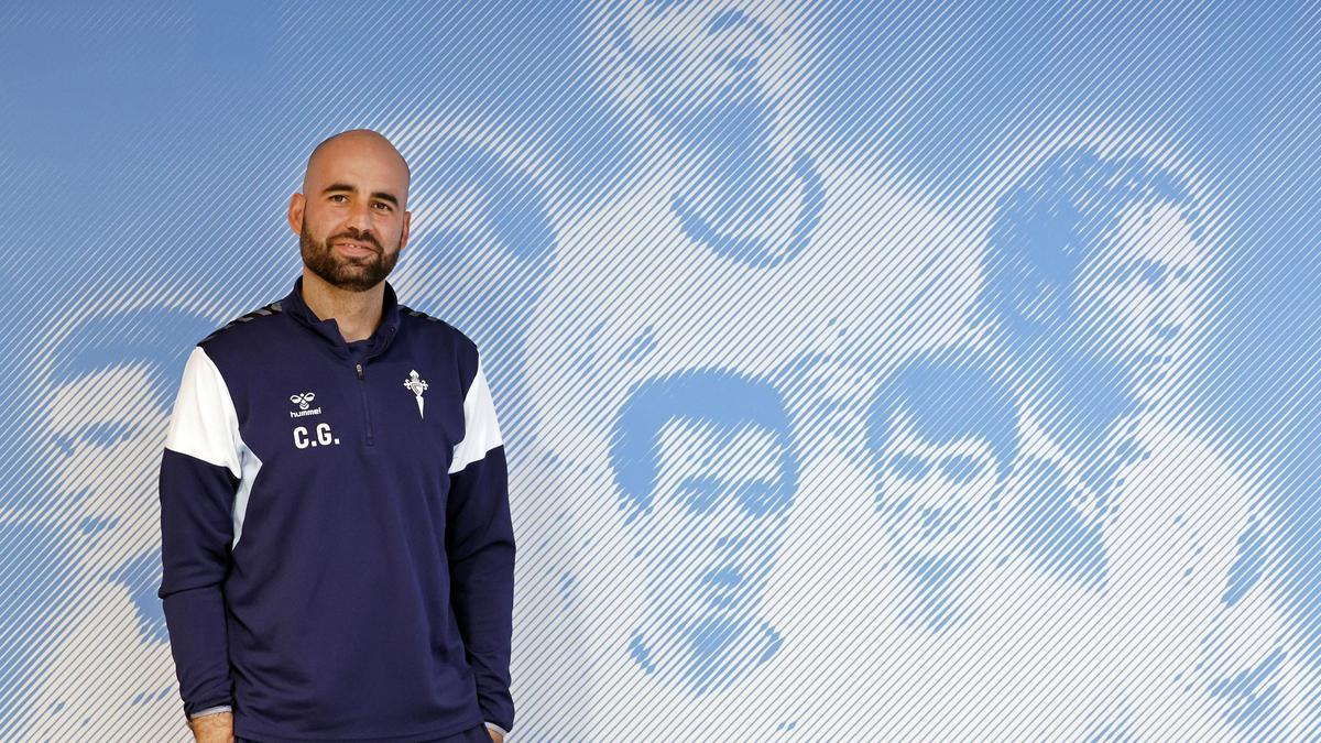 Claudio Giráldez, entrenador del Celta, en la sala de prensa de Afouteza, junto a un mural de jugadores ilustres