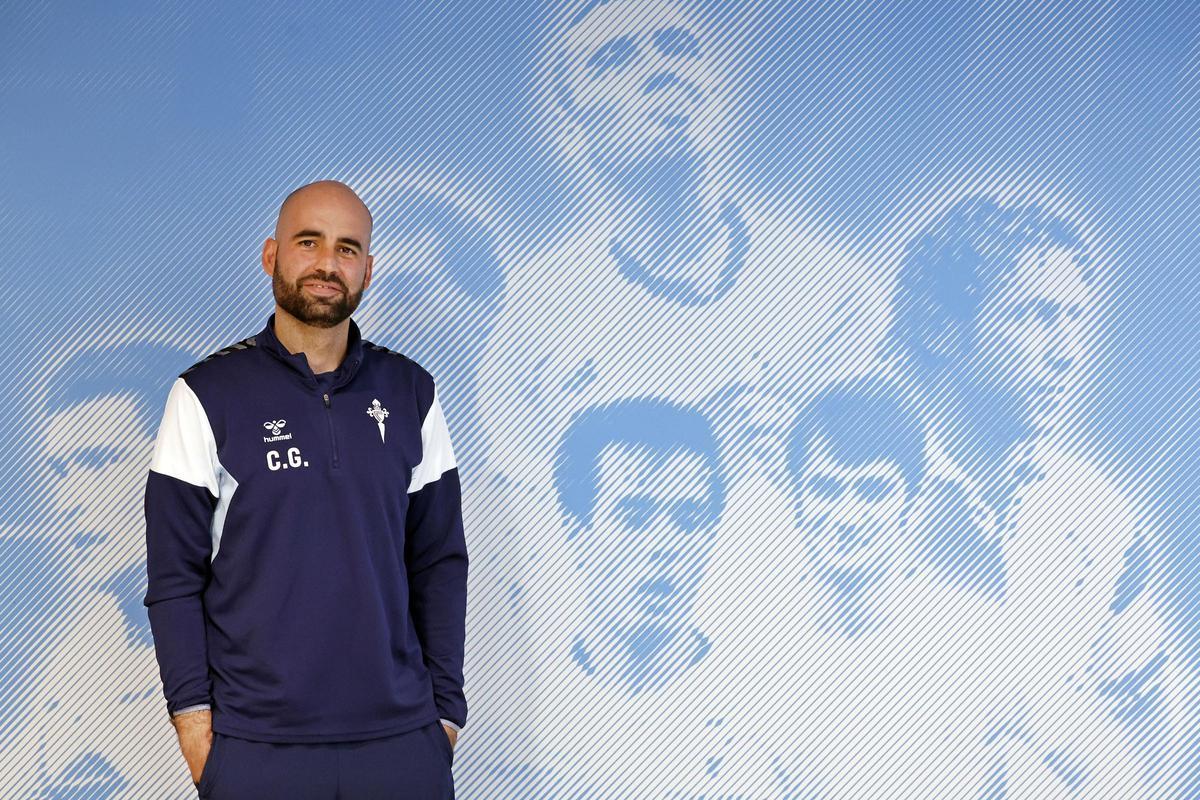 Claudio Giráldez, entrenador del Celta, en la sala de prensa de Afouteza, junto a un mural de jugadores ilustres