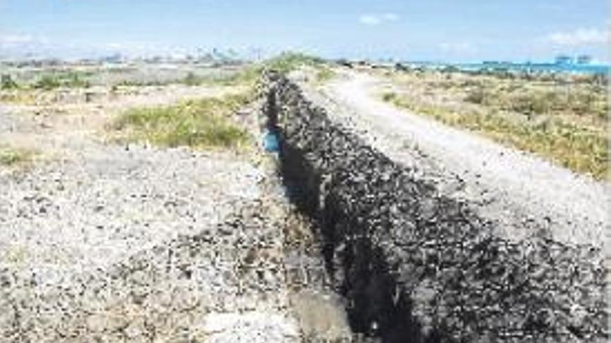 Las extracciones ilegales de tierra en el marjal dels Moros obligan a poner barreras naturales