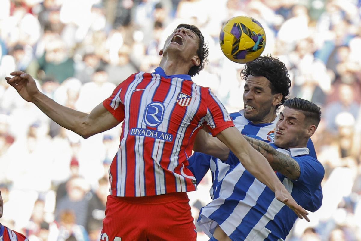 El choque entre Le Normand y Roberto en el Espanyol-Atlético.