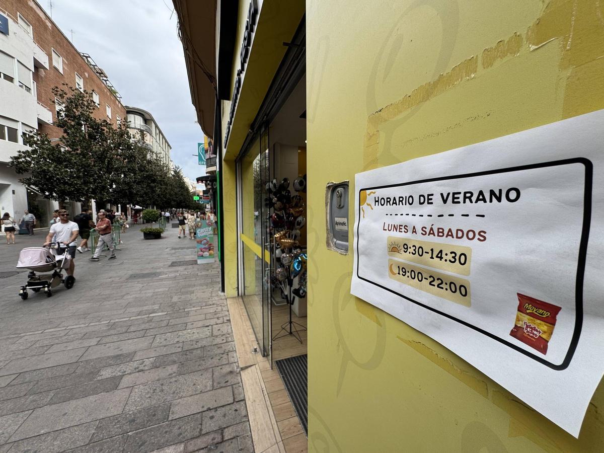 Comercio en la calle Cruz Conde que abre en verano solo a partir de las 19 horas.