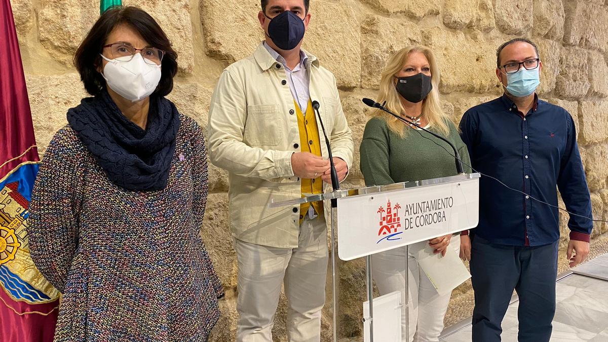 Cuatro de los cinco ediles con los que cuentan IU y Podemos en el Ayuntamiento de Córdoba.