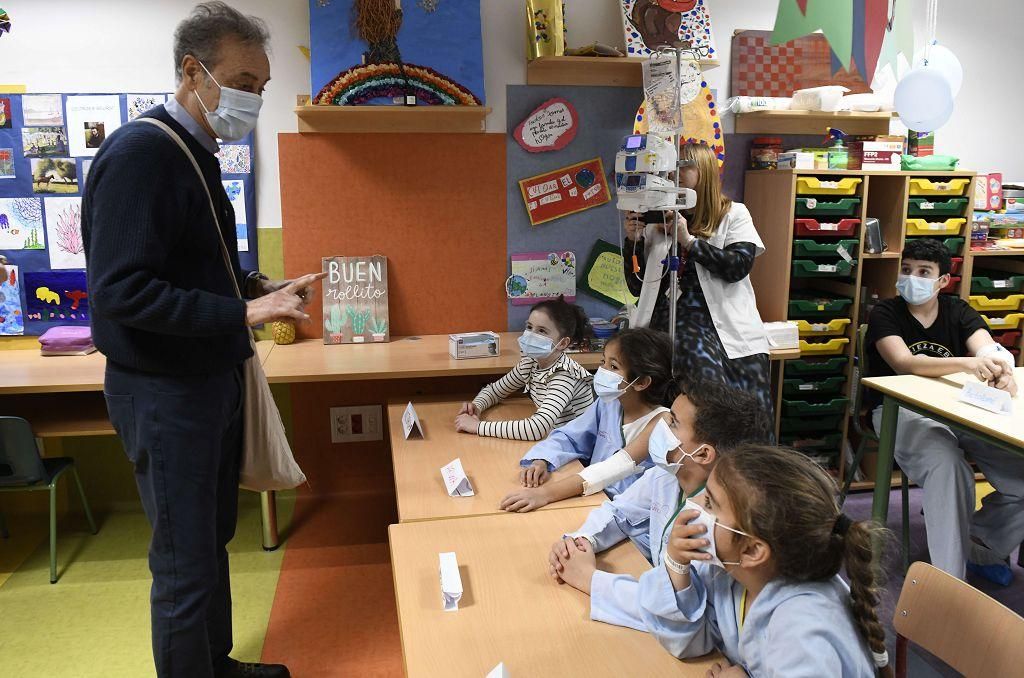 Pedro Cano lleva la pintura a Oncología Infantil de la Arrixaca