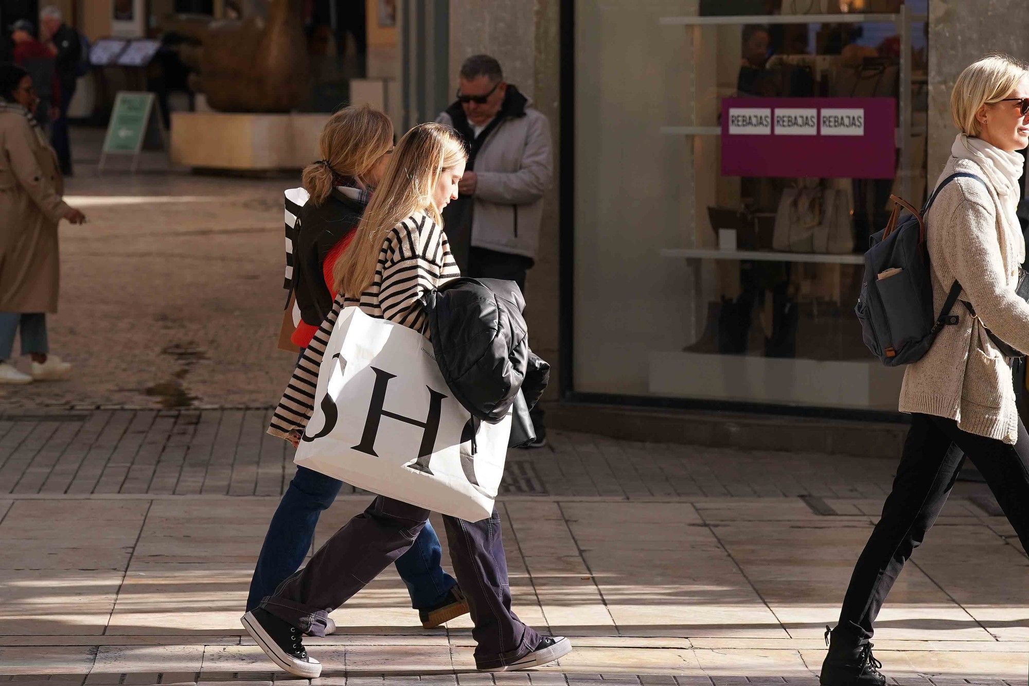 Las tiendas de Málaga inician las rebajas de enero con descuentos de hasta el 50%