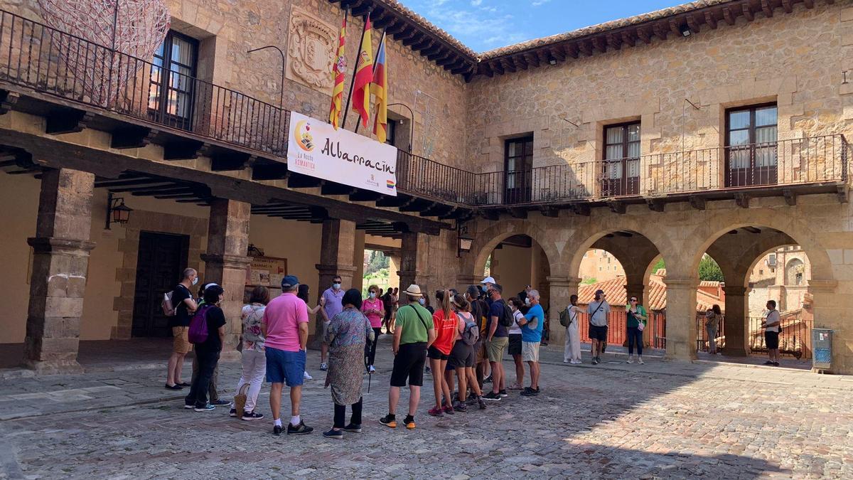 Visitantes en la plaza del Ayuntamiento, en Albarracín, uno de los grandes destinos de Aragón.