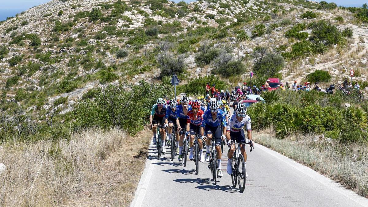 El equipo del Movistar, al frente del pelotón, camino de Aitana.