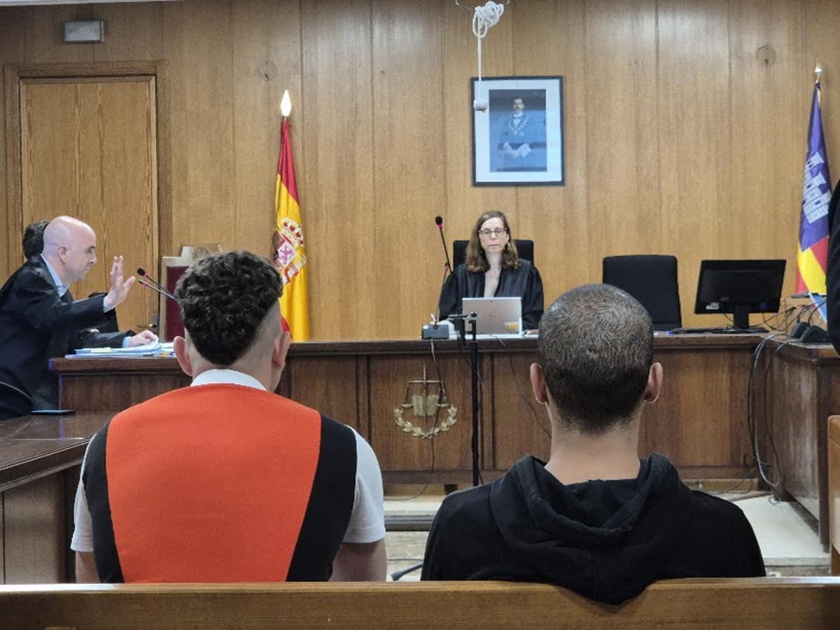 Los dos acusados del violento atraco en Sineu durante el juicio celebrado este martes en Vía Alemania