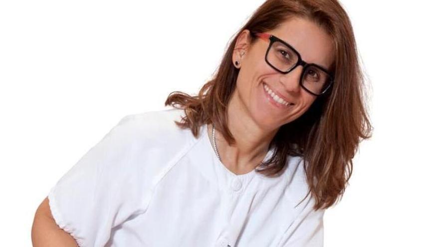 La enfermera asturiana Carolina Samalea plasma en un libro 25 años de profesión: "Lo más importante y más difícil es no juzgar a los pacientes”