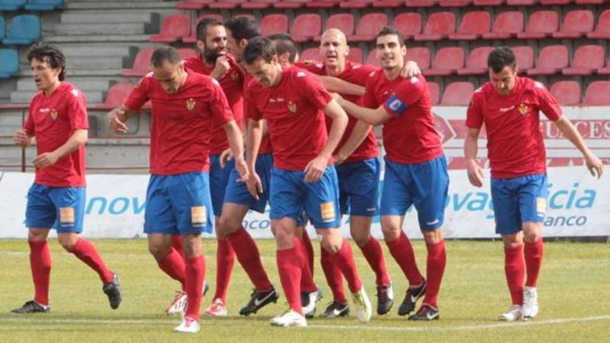 Los jugadores del Ourense celebran uno de los goles marcados ante el Avilés. // Jesús Regal