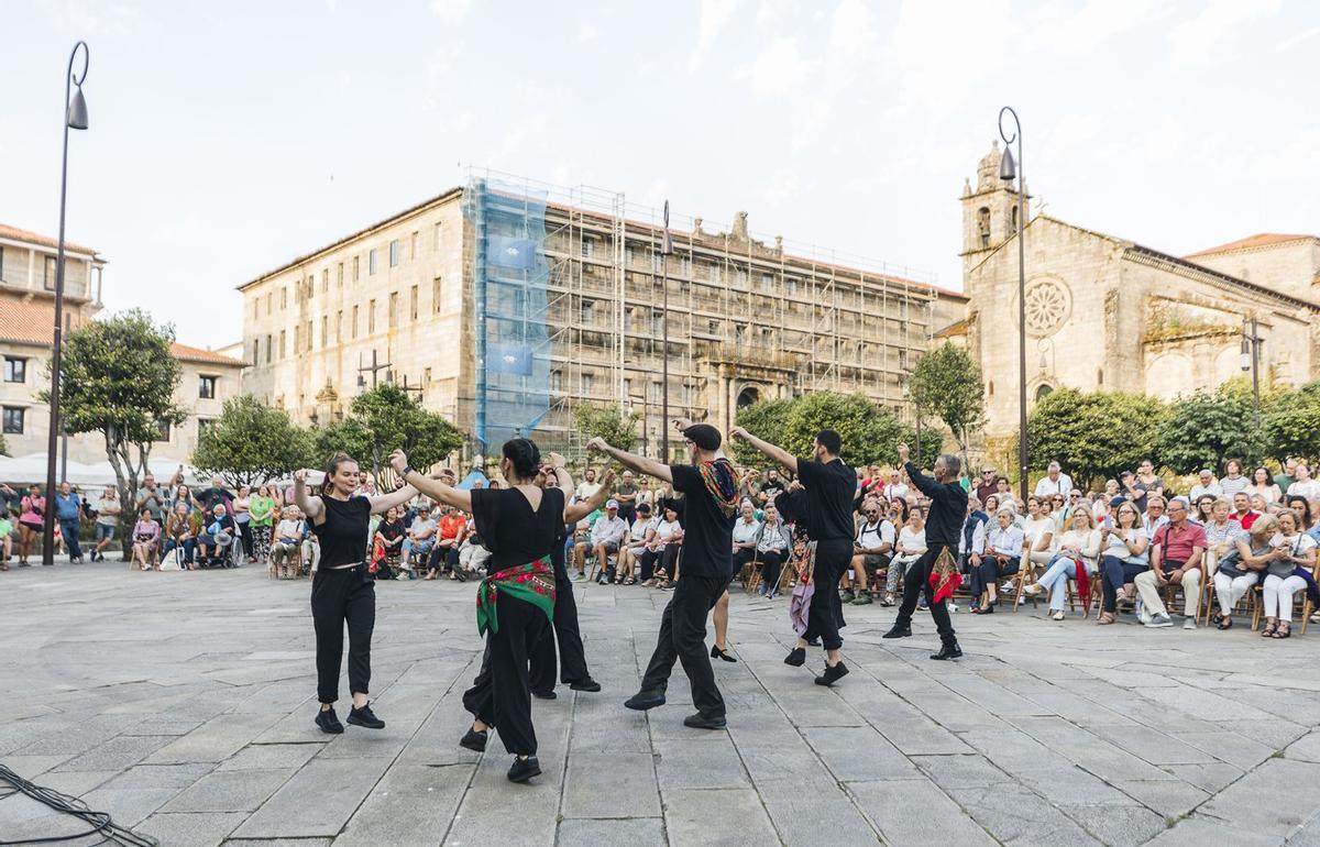 El grupo de baile del pasado curso, durante su actuación en A Ferrería. | FDV