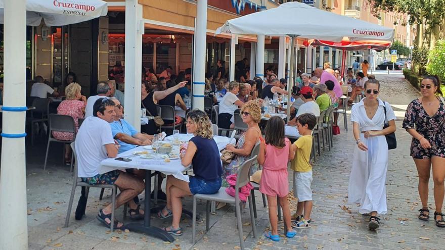 Turistas y residentes disfrutan a la hora del almuerzo en una de las terrazas más céntricas de Torre del Mar.