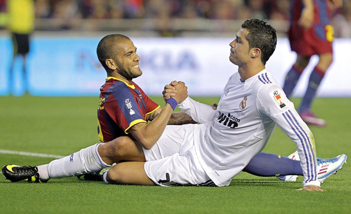 Deportividad entre los rivales. Dani Alves y Cristiano Ronaldo estrechan sus manos tras un lance del juego.