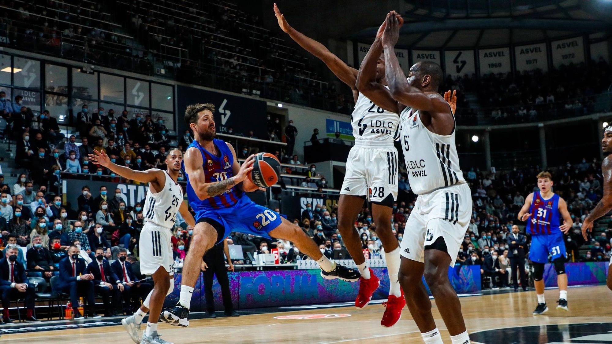 Laprovittola trata de pasar el balón ante dos jugadores del ASVEL.