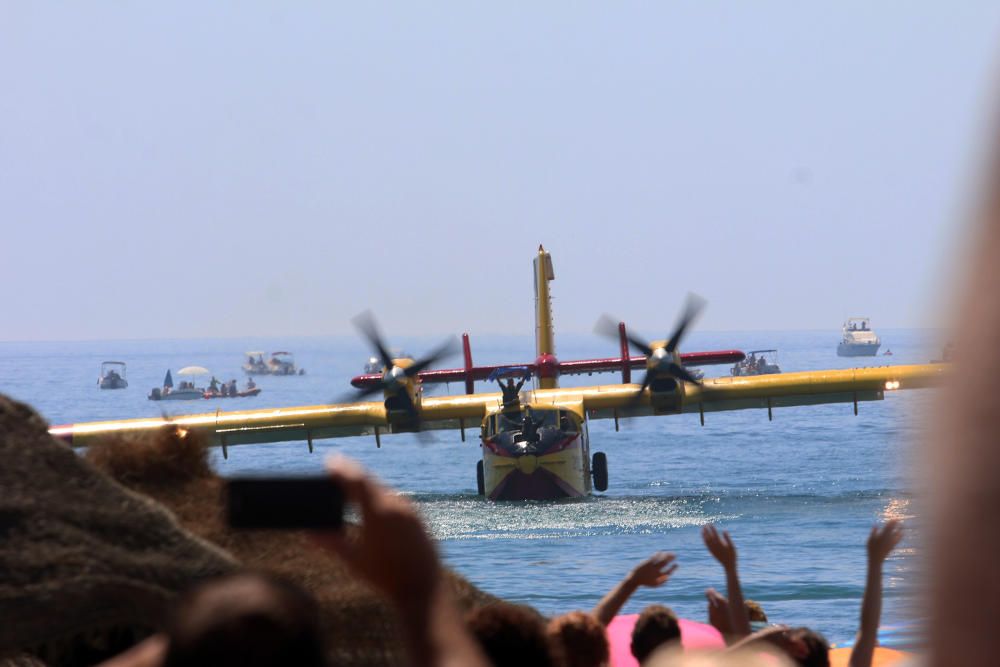 Cazas turcos, el F18 del Ejército del Aire, Vampir, Bucker, las unidades del Aeroclub de Málaga, la Patrulla Plus Ultra, el helicóptero del Cuerpo Nacional de Policía, una unidad de Jorge Macías, los Canadair o la Patrulla Aspa vuelan este domingo