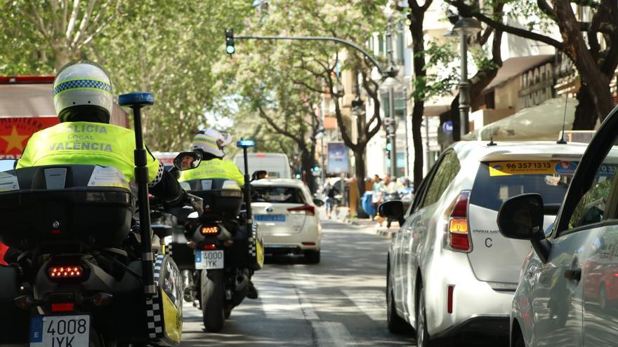 Dos policías locales de València salvan en plena calle a un hombre que sufrió un infarto