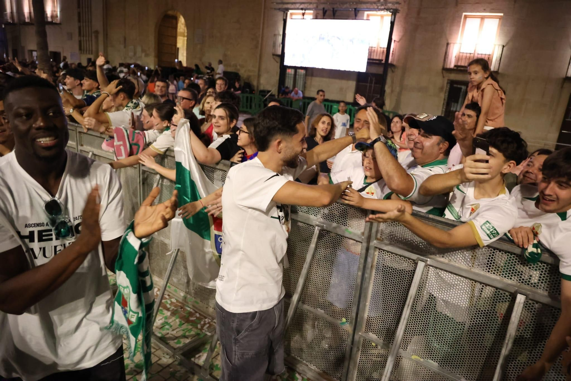 El Elche CF celebra el ascenso a Primera con una rúa en autobús hasta la Plaça de Baix