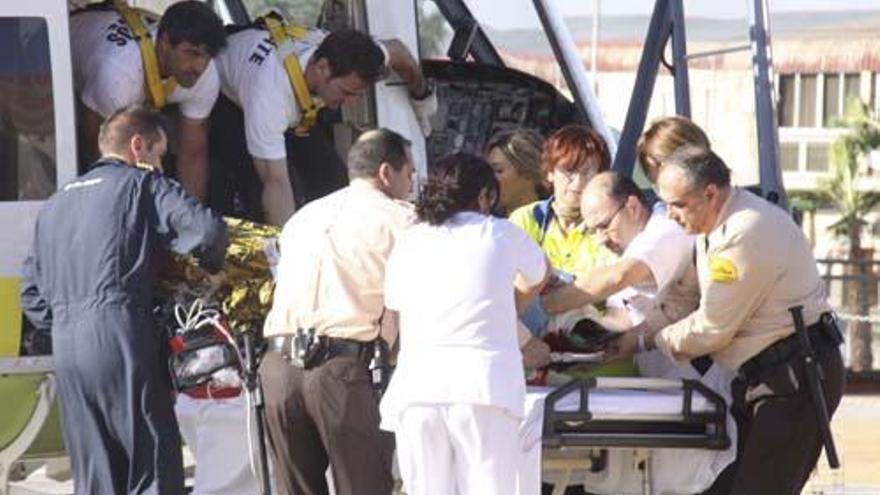 El accidentado llegó al hospital de la Arrixaca en helicóptero