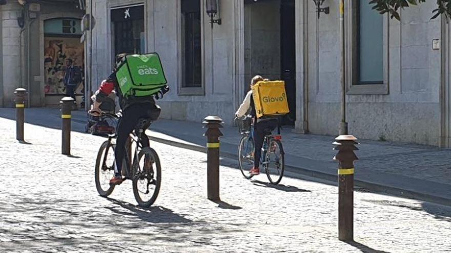 Repartidors d&#039;Uber Eats i Glovo al carrer Santa Clara de Girona