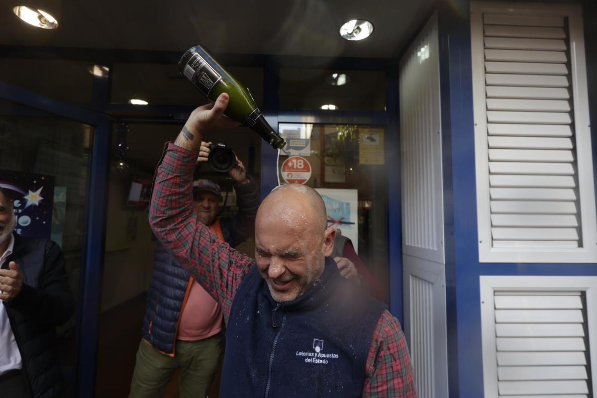 Gordo de la Lotería en Barberà del Vallés. El lotero Alfonso Ibáñez, de la administración 2 de la localidad, celebra haber vendido 5 series del gordo de la Lotería.