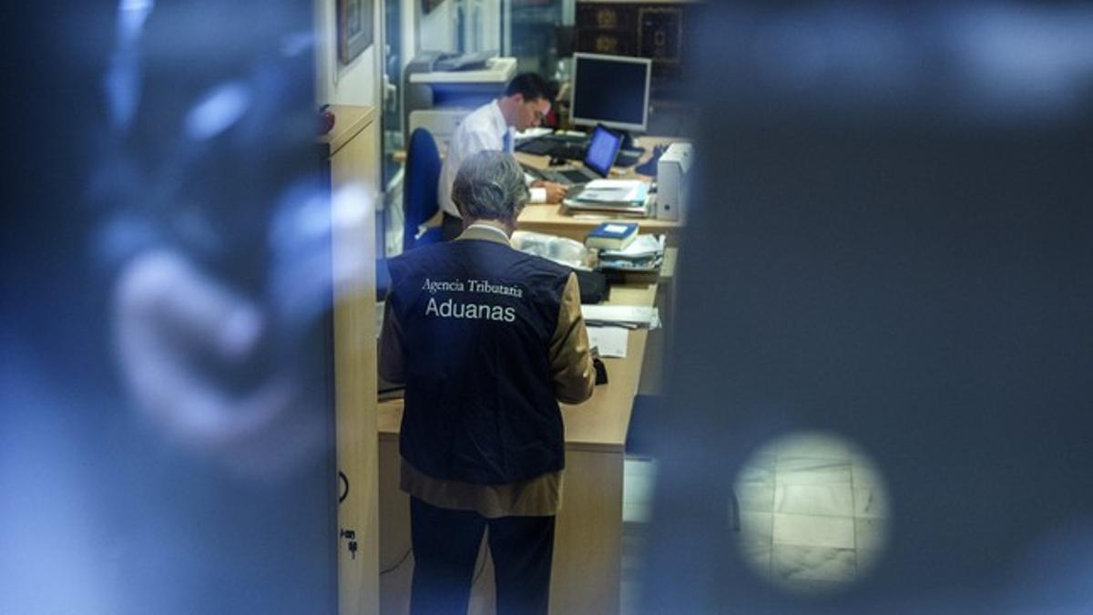 Un agente de Aduanas, en el despacho de Rodrigo Rato en Madrid, este viernes.