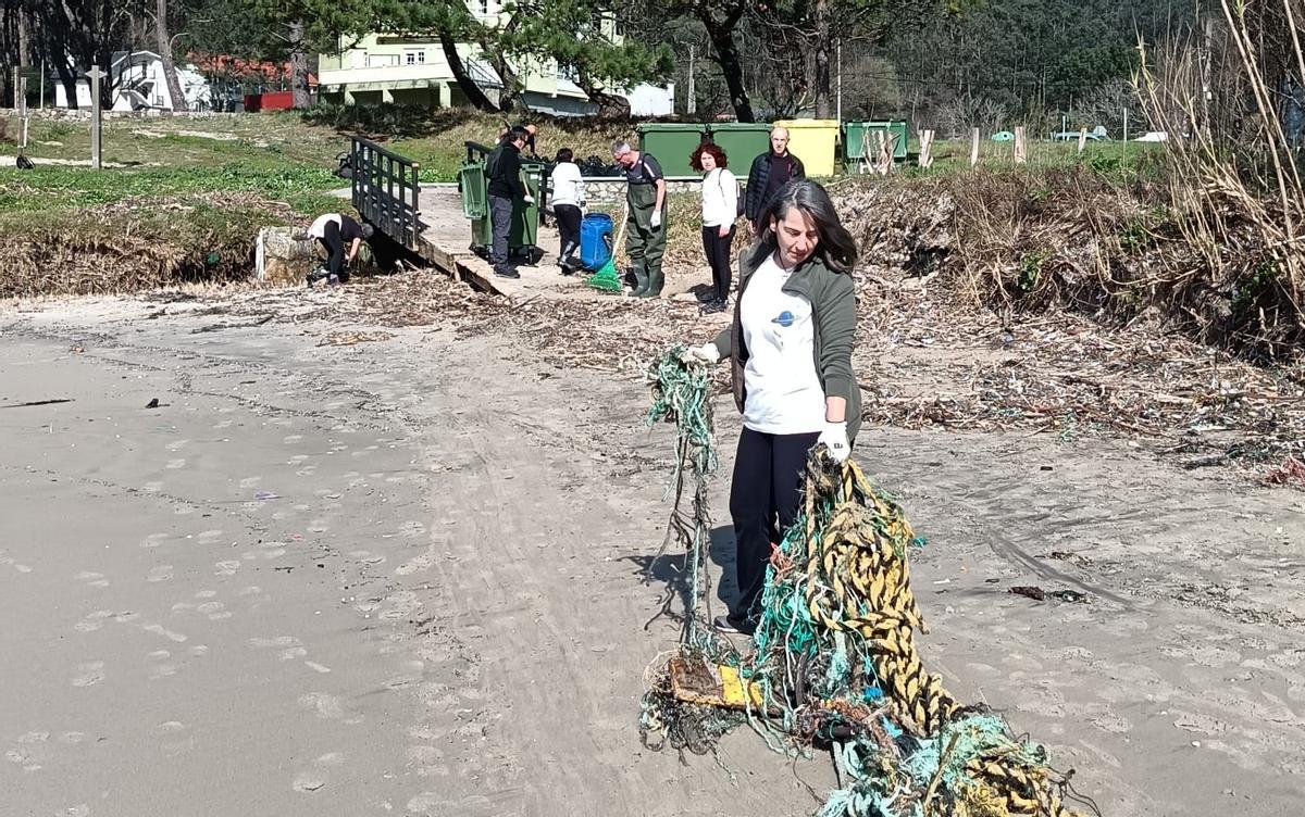Voluntarios de Mar de Fábula retirando lixo na praia de Estorde.