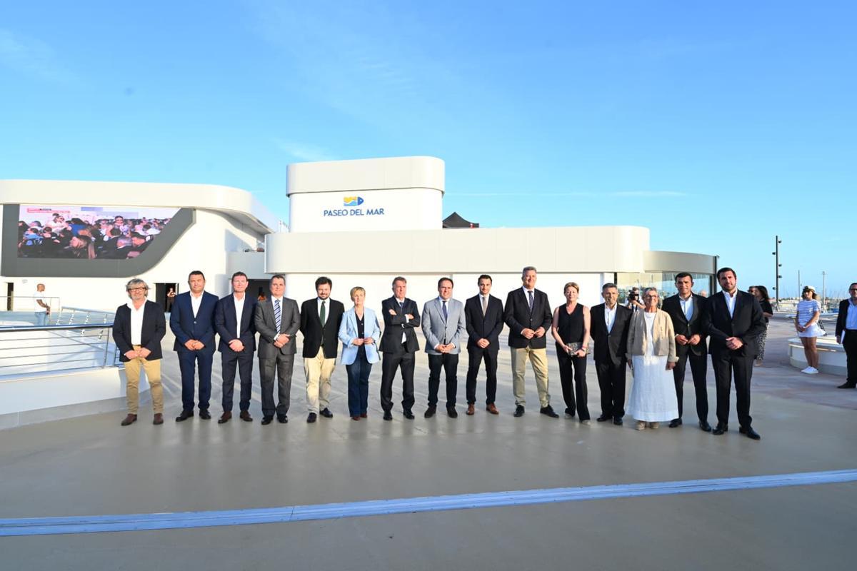 Torrevieja estrena el Paseo del Mar como nuevo espacio de ocio en el puerto