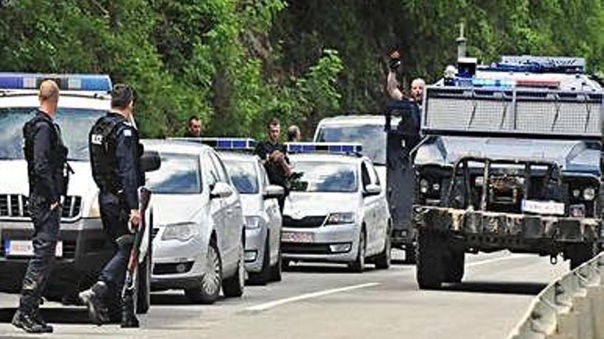 La policia de Kosovo assegura la zona propera a la ciutat de Zubin