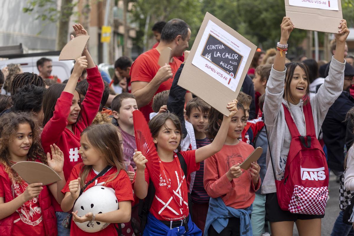 Niños y niñas de la escuela La Llacuna del Poblenou (Barcelona) protestan por el calor en las aulas.