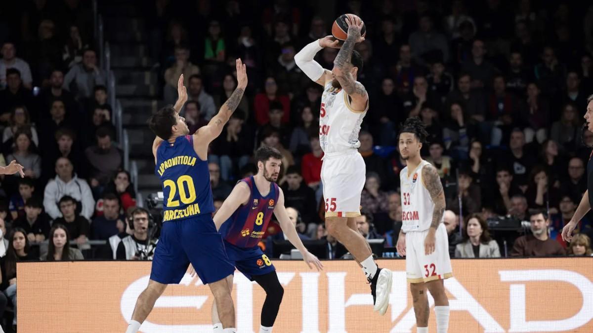 Mike James, ante Nico Laprovittola