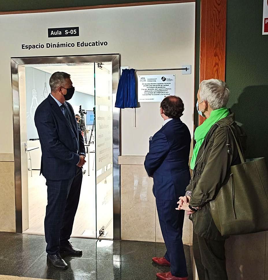 El decano Celestino Rodríguez; el rector, Ignacio Villaverde, y la consejera Carmen Suárez, tras descubrir la placa en homenaje a la labor de los docentes durante la pandemia, a la entrada de la nueva aula. | M. G. S. 